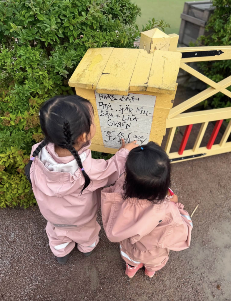 Nhím Mi đang thắc mắc “sao hình con ngựa của Pippi giống con chó, còn con khỉ thì giống con chuột!?” Rồi hai chị em cười nắc nẻ vì thấy nó dzui